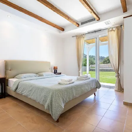 Philena Ladiko Heizbarer Pool Vakantiehuis *